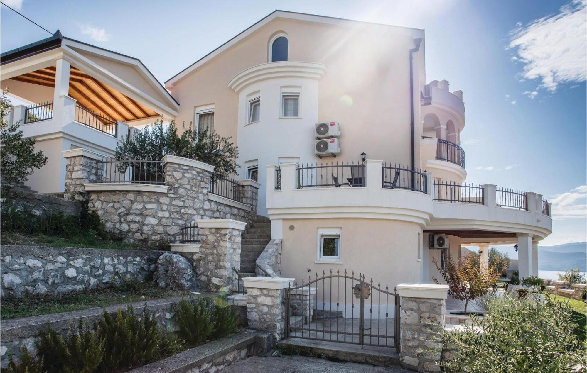 Lovely Apartment In Komarna With House Sea View Klek Esterno foto